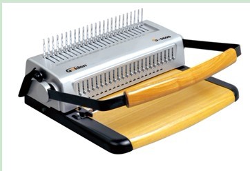 金典GD-5600梳式文本装订机天然木质底板,美观大方,经济实用,可带抽拔刀